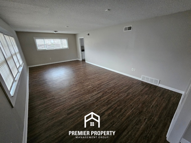 Building Photo - Large 4 Bedroom Home for Rent in Memphis | Hardwood Floors, Fireplace & Fenced Yard