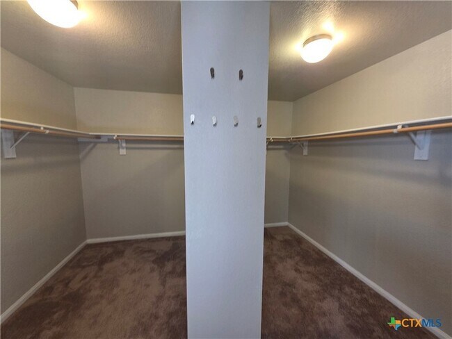 Building Photo - 423 Wrought Iron Dr