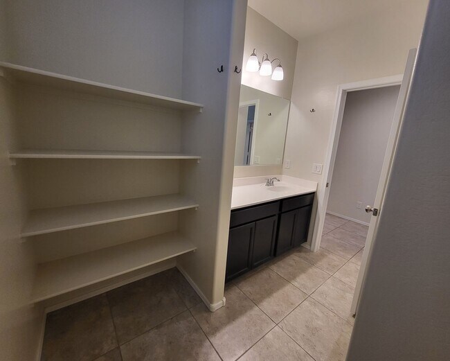 Building Photo - 3 Bedroom 2 Bathroom Magma Ranch Home