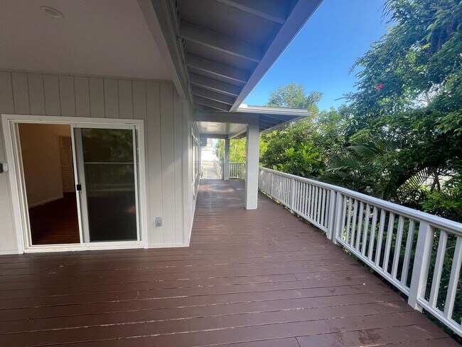 Building Photo - Renovated 6 Bedroom, 3.5 Bath Home with 2 Garages in Aina Haina