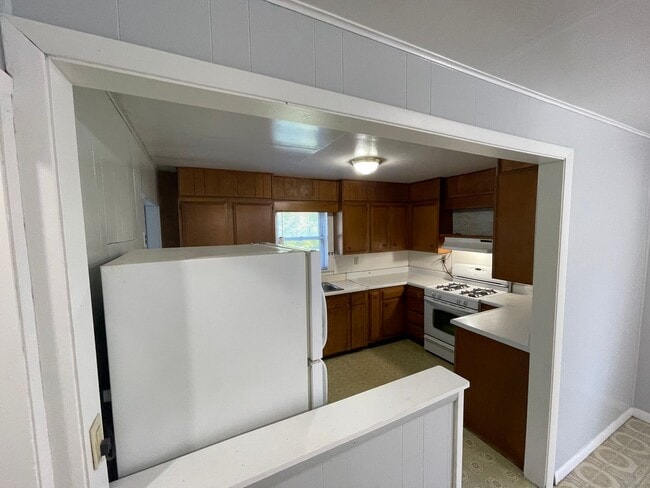 Building Photo - Older 2 bedroom house with a large yard