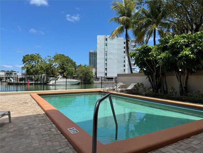 Building Photo - 7125 Bay Dr
