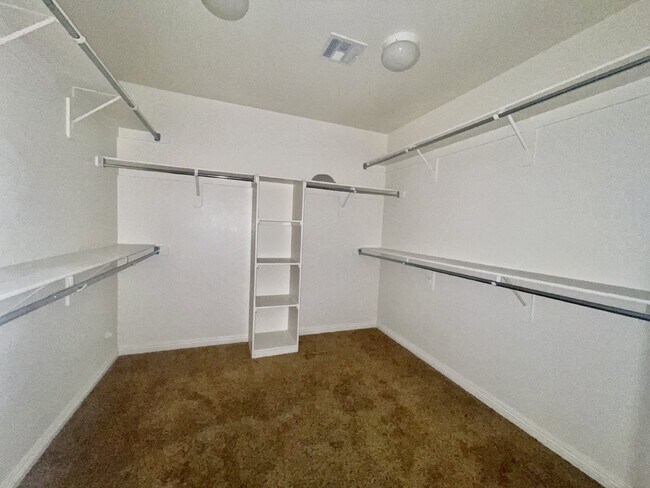 Building Photo - Stunning 3 bedroom 3 bath with dual primar...