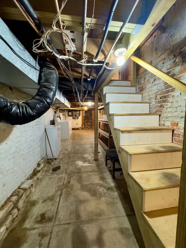 Building Photo - Charming 2-Bedroom Townhome with Modern Co...