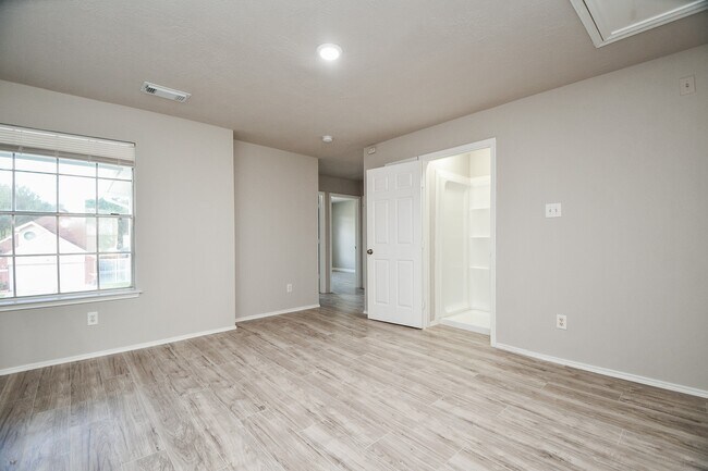 Building Photo - 11659 Evesborough Dr