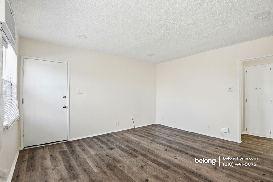 Building Photo - 1112 1/2 West 92nd Street