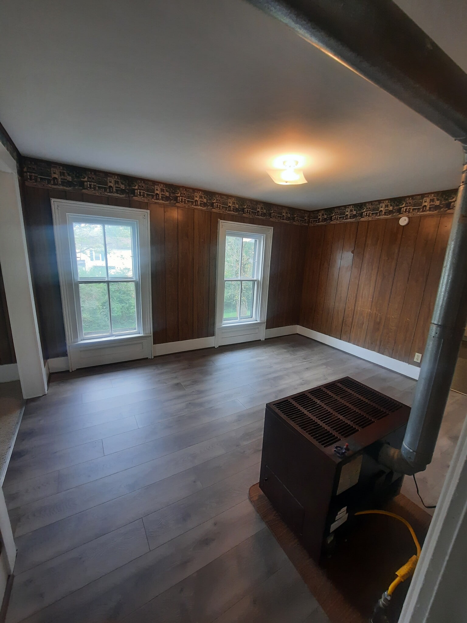 Dining room - 538 E Main St