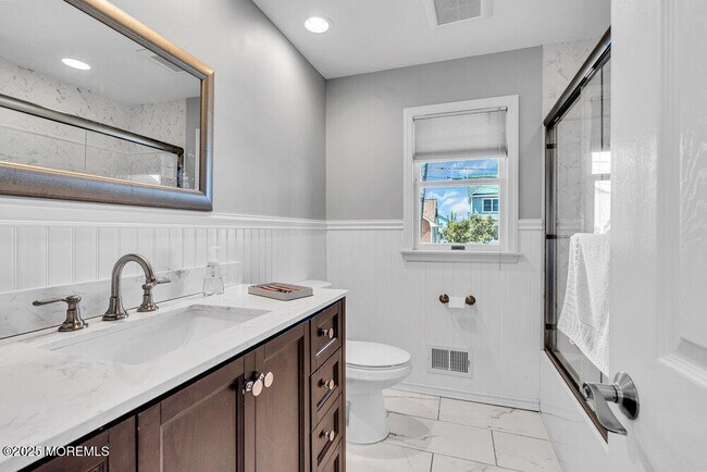 Building Photo - 1648 Center St