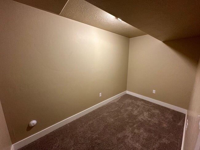 Building Photo - Orem Townhome - Hillcrest Neighborhood