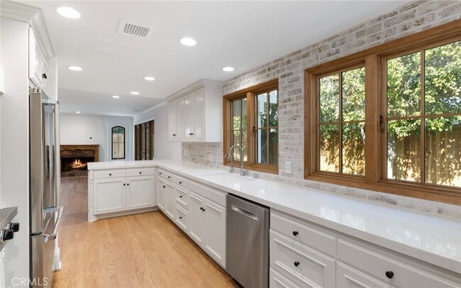 Building Photo - 2214 Holly Ln