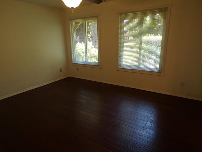 Building Photo - 11865 SW Ebberts Ct