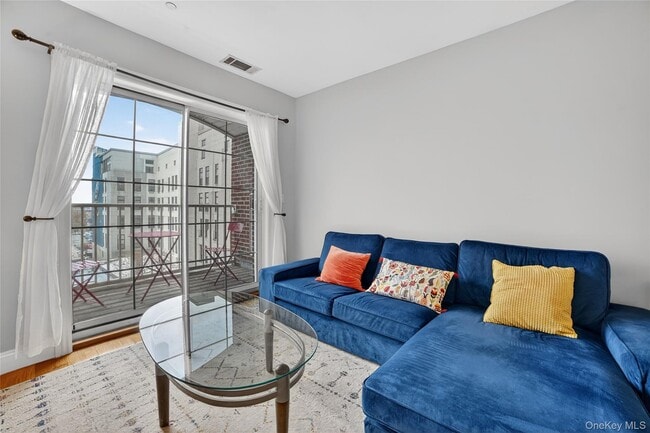 Building Photo - 543 Main St