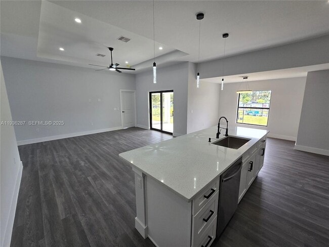 Building Photo - 1605 W 11th St