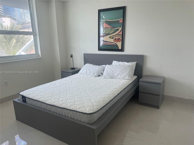 Building Photo - 1155 Brickell Bay Dr