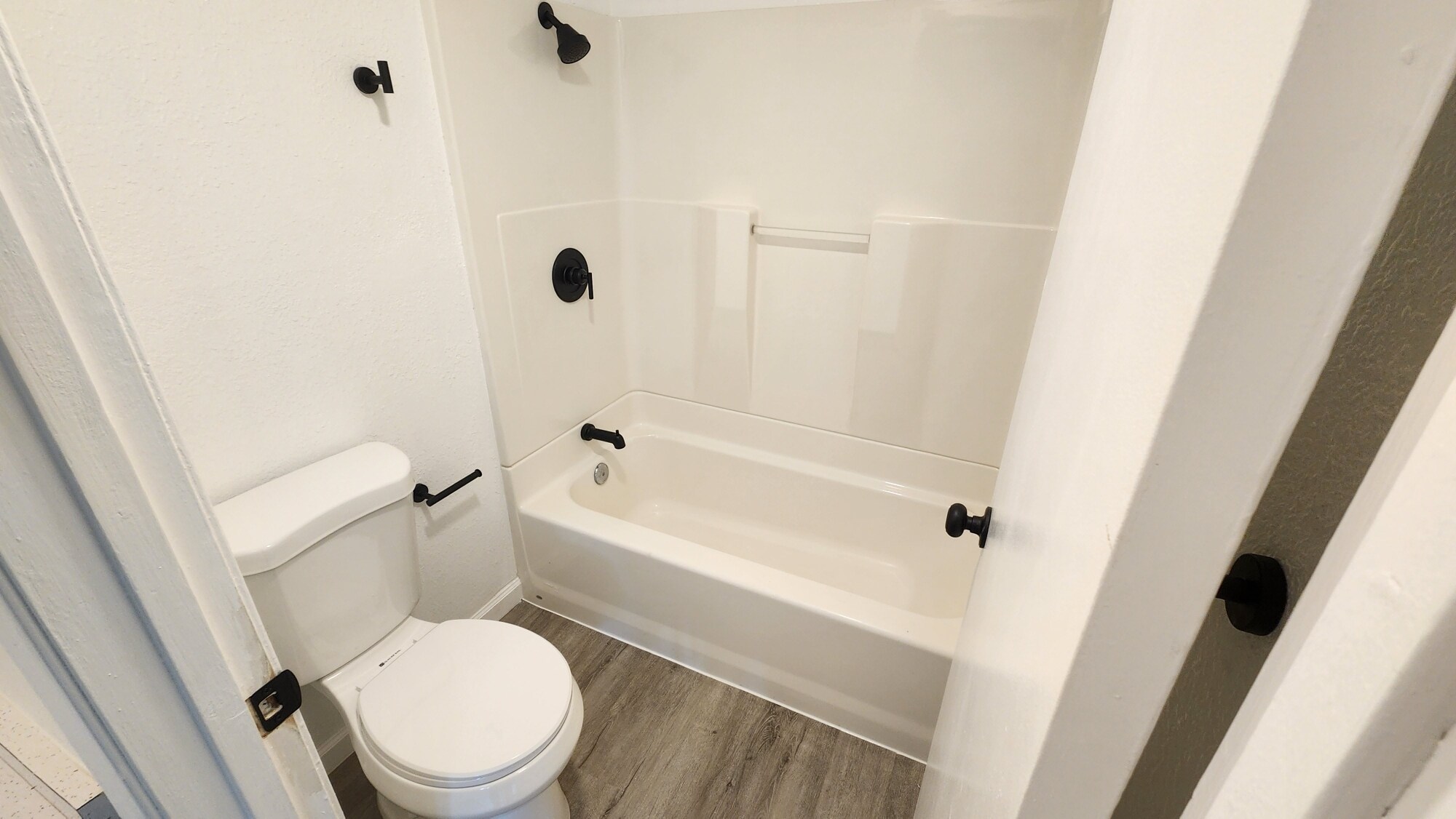 Bath - 579 James Ave