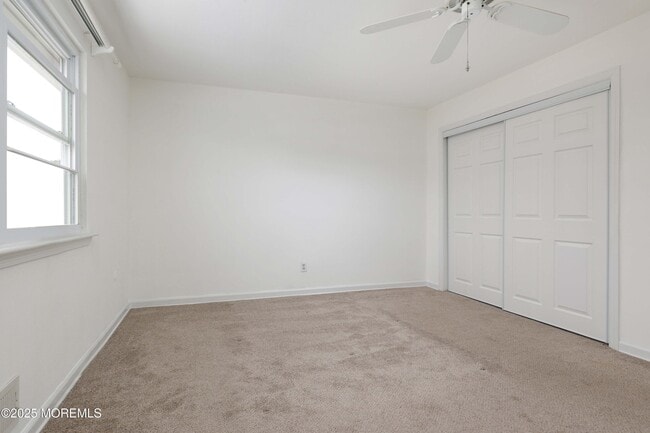 Building Photo - 10 Primrose Ln