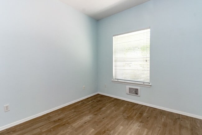 Building Photo - Low maintenance condo living in DuPont