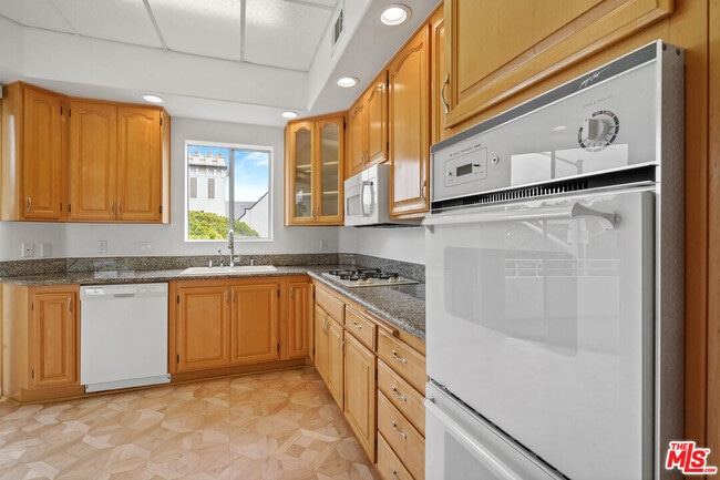 Building Photo - 1325 Arizona Ave