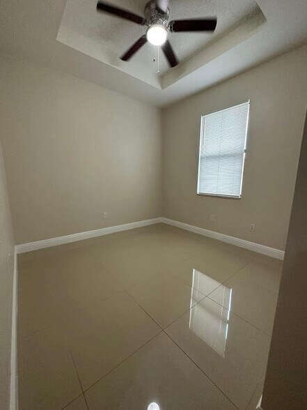 Building Photo - 922 SE 6th Ct