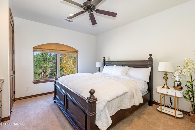 Building Photo - 1507 E Castle Hills Dr