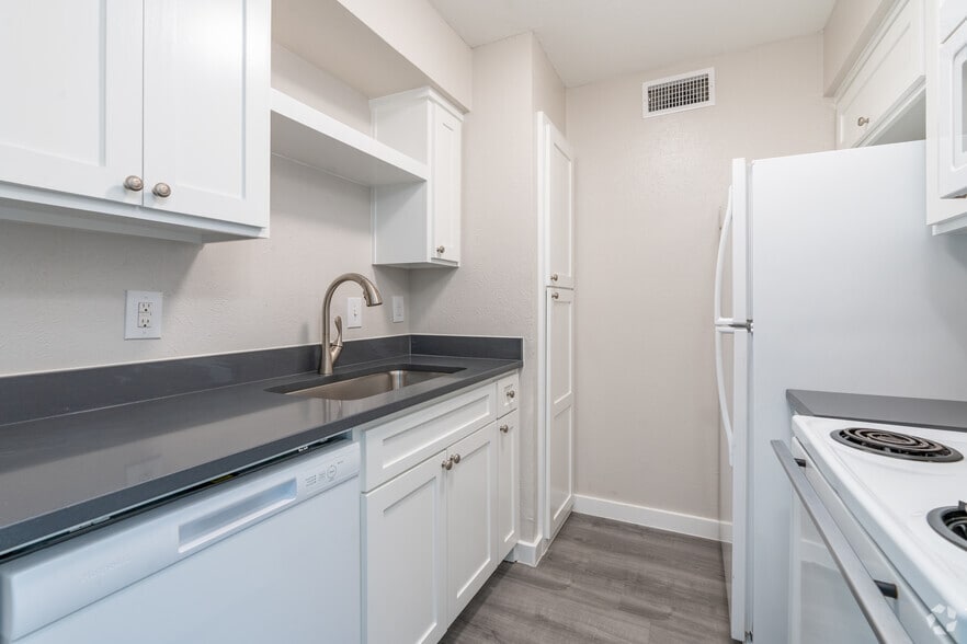Juniper - 1BR, 1BA - 640SF - Kitchen - Gazebo Apartments (Denton, Tx)