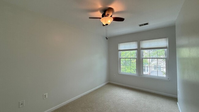 Building Photo - Glen Oaks Townhouse