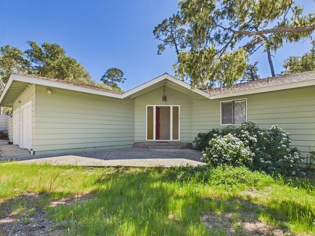 Building Photo - 4 Bedroom family home in Pebble Beach