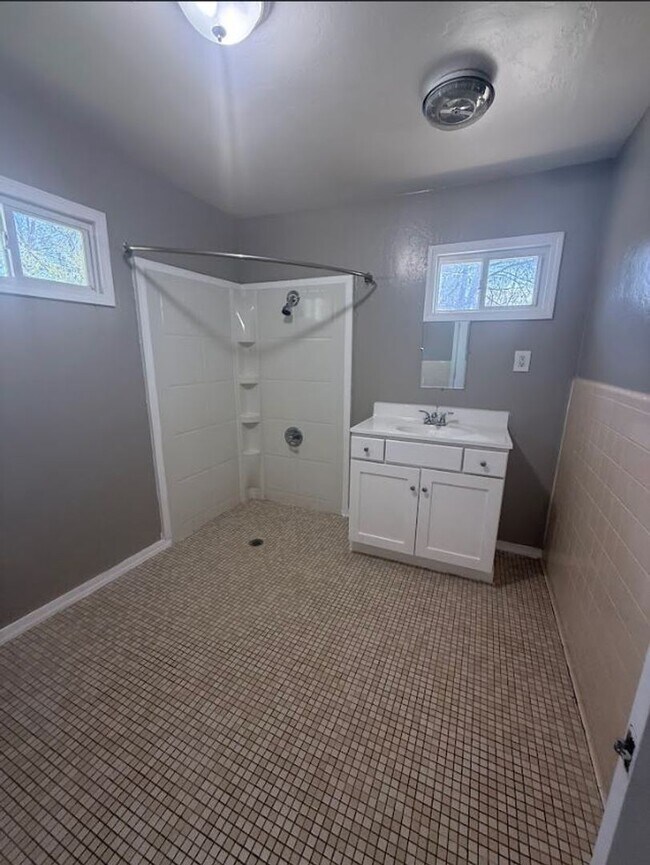 Building Photo - Charming 4 Bedroom House!