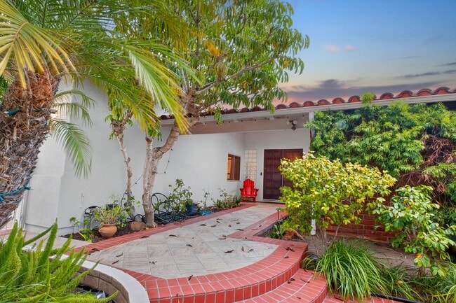 Building Photo - Amazing La Jolla North PB home with panora...