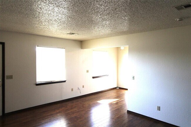 Building Photo - 316 Falcon Ct