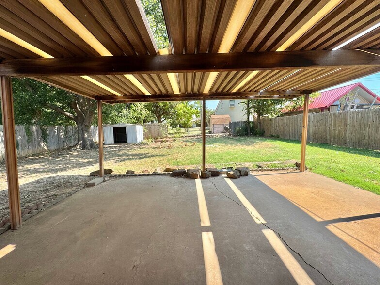 Building Photo - 1233 Straka Terrace