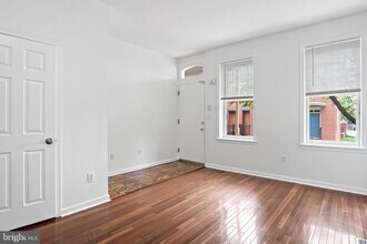 Building Photo - 4 bedroom two bath townhouse