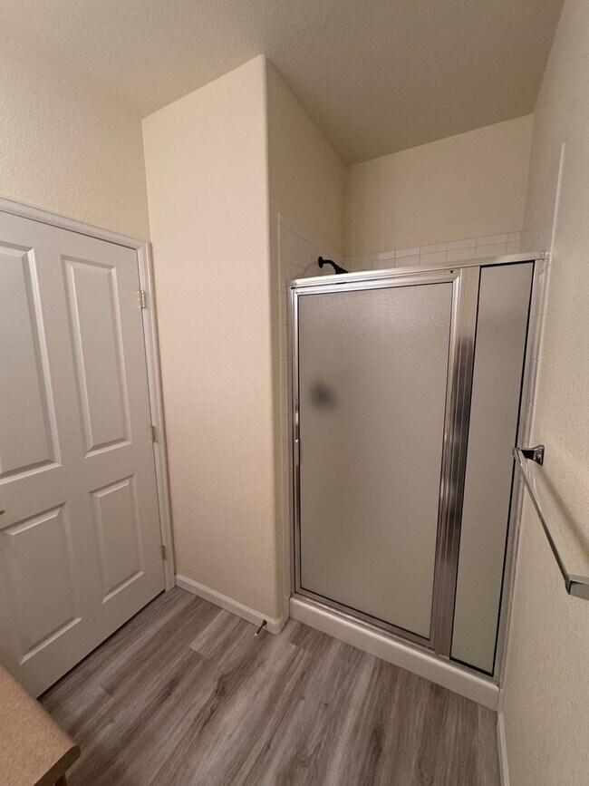 Building Photo - SW Littleton Top Floor Condo with Mountain Views!