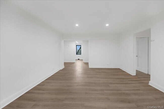 Building Photo - 3840 Greystone Ave