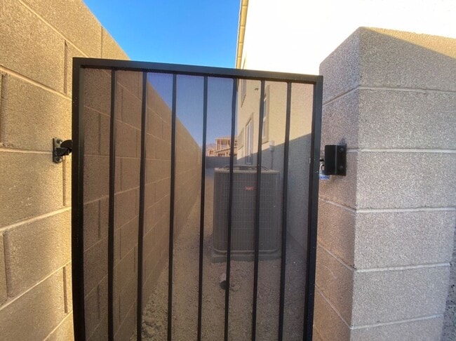 Building Photo - 4 BED 2.5 BATH 2 CAR GARAGE,  LARGE CORNER...
