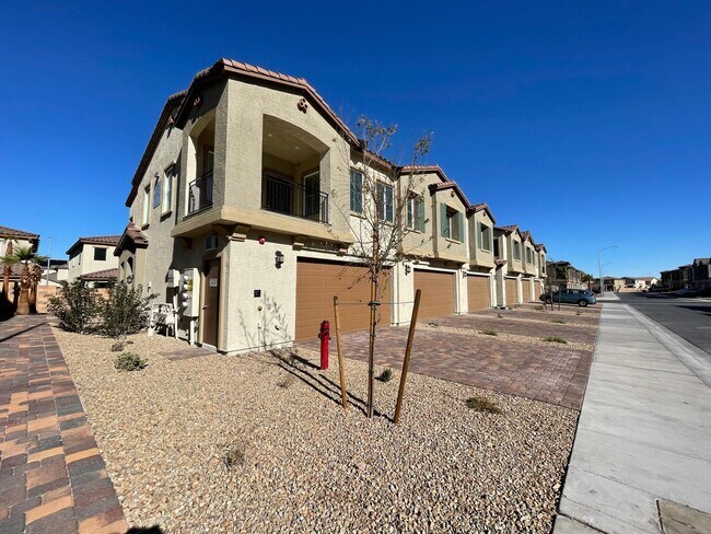 Building Photo - GATED 2 BED 2.5 BATH 2 CAR GARAGE 2 FLOOR TOWNHOUSE IN HENDERSON