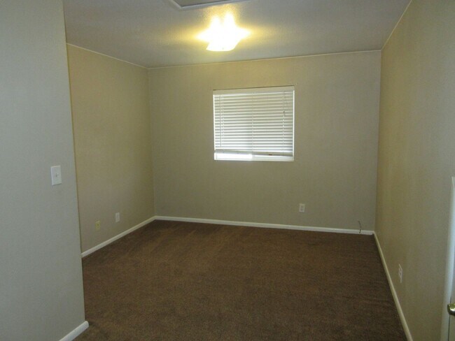 Building Photo - 4 bedroom, 2 bathroom apartment