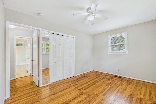 Building Photo - NW Brick Home in the Desirable Guilford Hi...