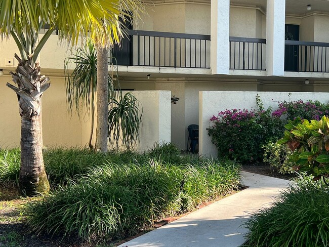 Building Photo - Furnished 2 bedroom 2 Bath condo in a Wond...