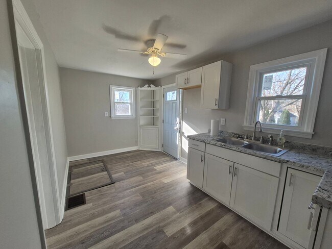 Building Photo - Cozy 1 bedroom house with large yard