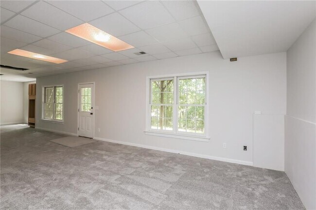 Building Photo - 2550 Highland Pointe Dr