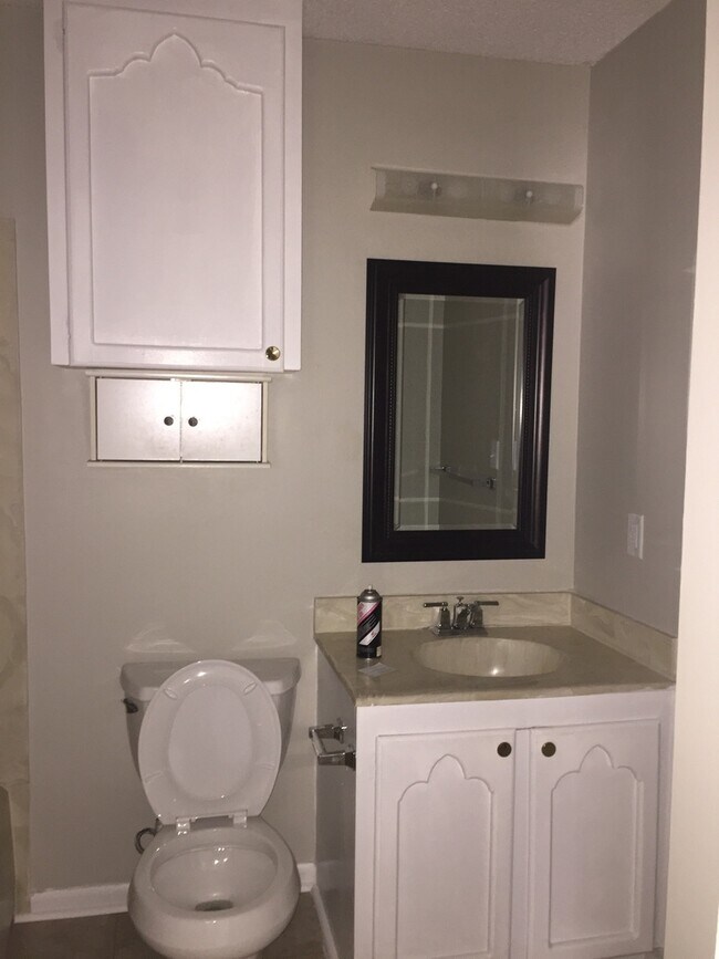 Building Photo - CUTE 3 BEDROOM 2 BATH! WITH A LARGE BACK YARD!