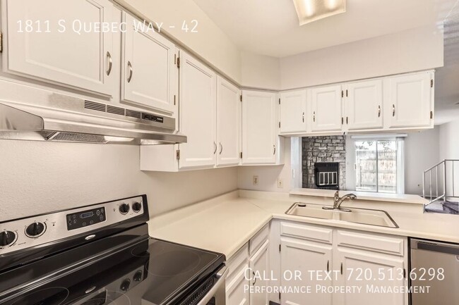 Building Photo - Freshly updated 2 Bed Townhome