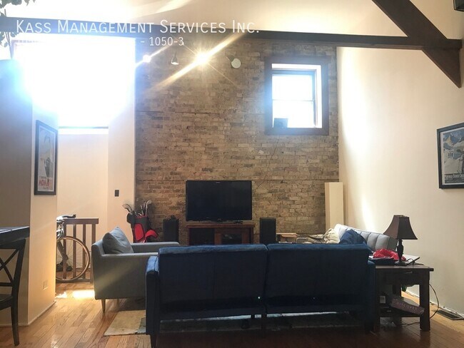Building Photo - 1050 W Dickens Ave