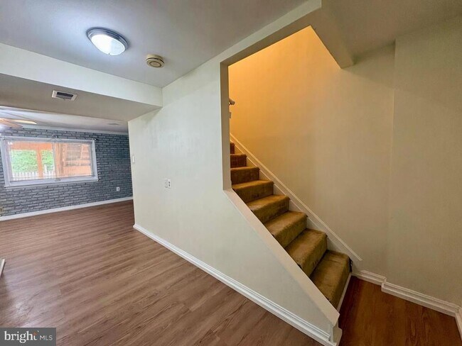 Building Photo - 8112 Parkdale Ct