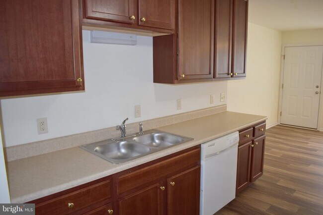 Building Photo - 2752 Roosevelt Dr