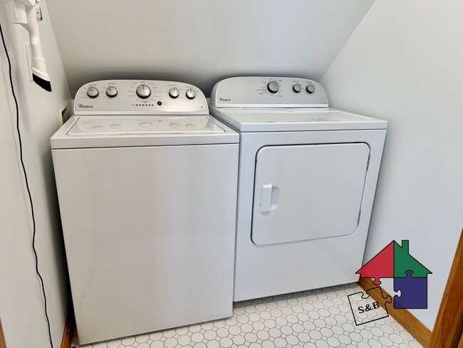 Building Photo - 112 Main St