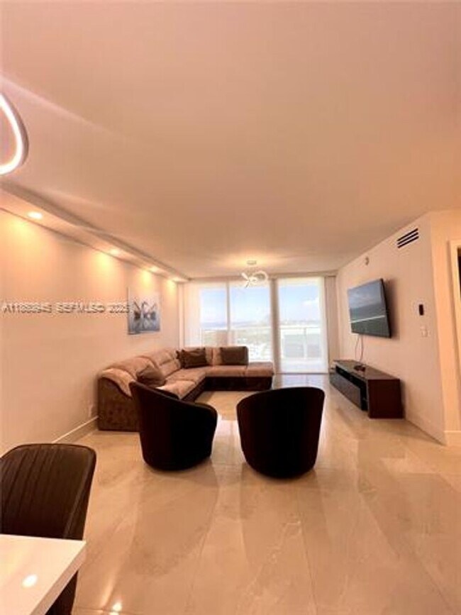 Building Photo - 100 Bayview Dr