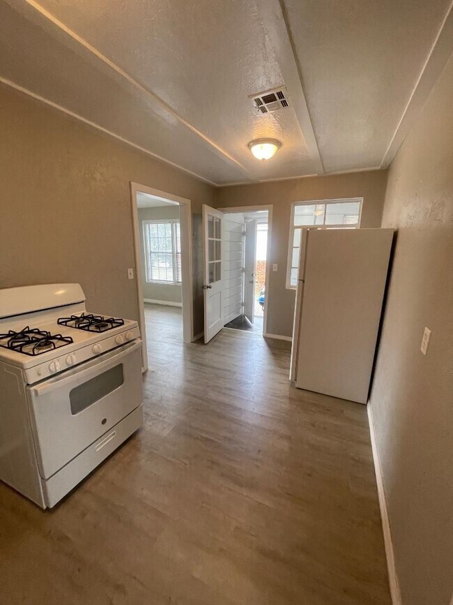 Building Photo - 1 Bed 1 Bath Duplex For Lease