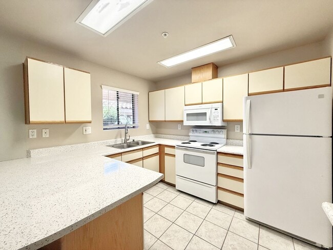 Building Photo - AVAILABLE NOW!! LOVELY 1 Bedroom 1 Bathroom 55+ Apartment in Palm Desert!